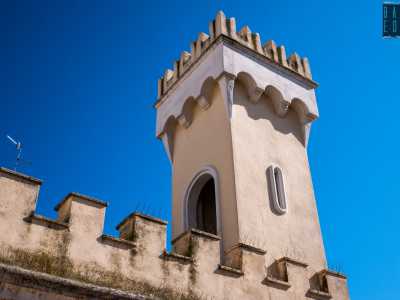 Una vera e propria torretta su due livelli con merlature squadrate nella parte inferiore, dalla quale svetta un grazioso torrino con piccole feritoie sui lati e un arco che d� accesso alla terrazzina superiore